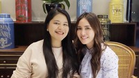 Wanita 31 tahun ini juga sempat nge teh cantik bersama artis Indonesia, Shandy Aulia. Foto: Instagram @ayanggkahiyang / YouTube