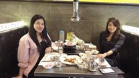 Tampaknya Kahiyang Ayu suka mencicipi berbagai macam makanan. Kahiyang pun terlihat bahagia setelah makan Korean BBQ. Foto: Instagram @ayanggkahiyang / YouTube