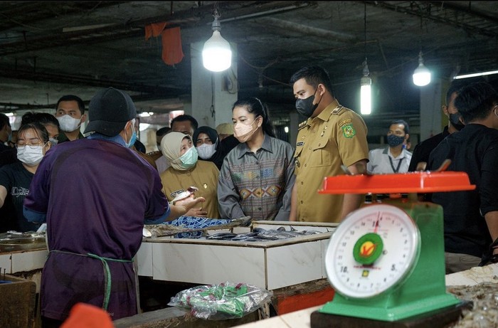 10 Keseruan Kahiyang Ayu Saat Makan Sate dan Beli Ikan di Pasar