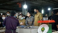 Kalau ini momen Kahiyang Ayu sedang memilah milih ikan segar di pasar saat menemani suaminya. Foto: Instagram @ayanggkahiyang / YouTube