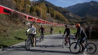 Kereta yang berasal dari perusahaan Rhaetian Railway itu menyusuri salah satu rute terindah di sepanjang Pegunungan Alpen.