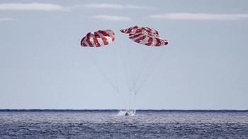 Kapsul Orion mendarat di perairan dekat Baja California, Meksiko pada Minggu (11/12) pagi pukul 9.40 waktu setempat. Foto: Getty Images/Pool