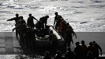 Tim penyelam dari Angkatan Laut Amerika Serikat bersiap menuju tempat pendaratan kapsul Orion di perairan Samudera Pasifik. Foto: Getty Images/Caroline Brehman