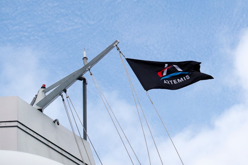 AT SEA, PACIFIC OCEAN - DECEMBER 11: U.S. Navy divers secure NASA's Orion Capsule during recovery operations after it splashed down following a successful uncrewed Artemis I moon mission on December 11, 2022 seen from aboard the U.S.S. Portland in the Pacific Ocean off the coast of Baja California, Mexico. A 26-day mission took the Orion spacecraft to the moon and back which completed a historic test flight that coincided with the 50th anniversary of the landing of Apollo 17 on the moon, the last time that NASA astronauts walked there. (Pool photo by Mario Tama/Getty Images)