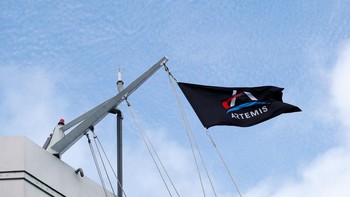 Kapal U.S.S. Portland dikerahkan sebagai recovery ship untuk membawa pulang kapsul Orion. Terlihat bendera Artemis berkibar di U.S.S. Portland. Foto: Getty Images/Caroline Brehman