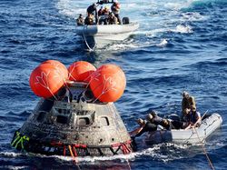 Momen Kapsul Orion NASA Mendarat di Bumi Setelah Keliling Bulan