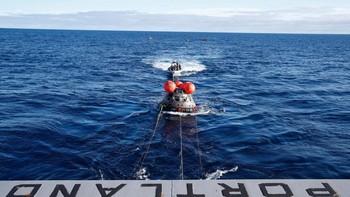 Kapsul Orion ditarik menuju kargo U.S.S. Portland. Saat memasuki atmosfer Bumi, kapsul ini mengalami temperatur panas ekstrem hingga 2.760 derajat Celsius, yang membuat perisai panasnya terlihat menghitam. Foto: Getty Images/Caroline Brehman