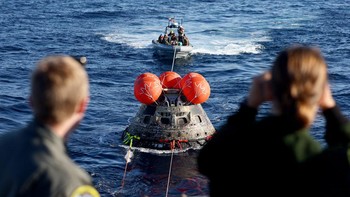 Dalam proses pendaratannya, kapsul Orion mencapai kecepatan hingga 39.400 km/jam. Dengan bantuan gesekan atmosfer, kecepatannya melambat hingga 523 km/jam dan turun menjadi 32 km/jam setelah parasutnya dikembangkan. Foto: Getty Images/Mario Tama