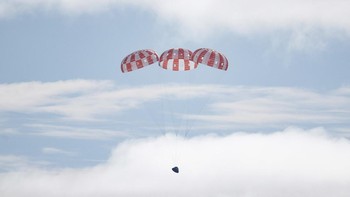 Kapul Orion kembali ke Bumi setelah menempuh perjalanan 2,2 juta kilometer di luar angkasa. Kembalinya kapsul ini menandakan berakhirnya misi Artemis 1 yang diluncurkan NASA. Foto: Getty Images/Caroline Brehman