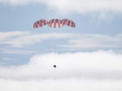 Momen Kapsul Orion NASA Mendarat di Bumi Setelah Keliling Bulan