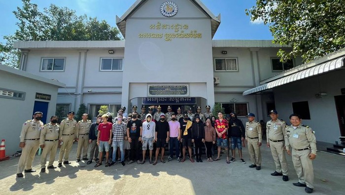 34 WNI korban penyekapan perusahaan online scam dibawa ke markas polisi di Phnom Penh, Kamboja sebelum dipulangkan ke Tanah Air.