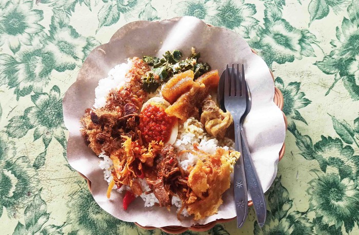 Aatu porsi nasi sinamin yang merupakan kuliner legendaris yang sudah ada sejak zaman penjajahan Jepang (foto : I Wayan Selamat Juniasa)