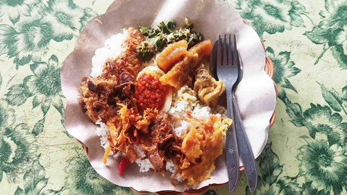 Aatu porsi nasi sinamin yang merupakan kuliner legendaris yang sudah ada sejak zaman penjajahan Jepang (foto : I Wayan Selamat Juniasa)