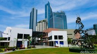 One Satrio yang berlokasi di kawasan strategis Mega Kuningan Jaksel ini mengusung konsep “breathable space” dengan mayoritas ruang terbuka hijau.