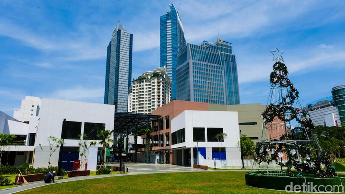 Jakarta Selatan punya satu lagi tempat nongkrong yang asyik. Tempat ini mengusung konsep tennant yang dikelilingi ruang terbuka hijau. Nih fotonya.