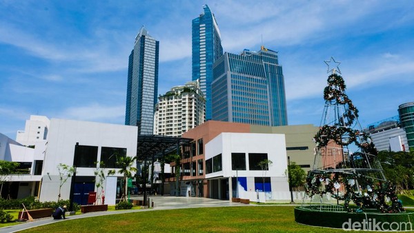 One Satrio yang berlokasi di kawasan strategis Mega Kuningan Jaksel ini mengusung konsep “breathable space” dengan mayoritas ruang terbuka hijau. One Satrio yang berlokasi di kawasan strategis Mega Kuningan Jaksel ini mengusung konsep “breathable space” dengan mayoritas ruang terbuka hijau.