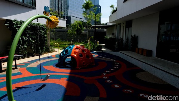 One Satrio dilengkapi fasilitas jogging track, playground, sampai pet park.