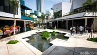 Ruang terbuka hijau ini merupakan wujud budaya kota modern Jakarta yang dibuat dalam porsi yang lebih besar dengan beragam fasilitas. Dengan berbagai fasilitas yang ada di One Satrio, pengunjung seolah merasakan berada di rumah sendiri. Andhika Prasetia/detikcom