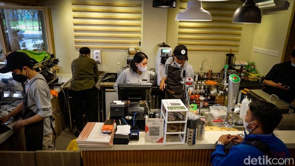 Terdapat juga restoran dan kafe di One Satrio.
