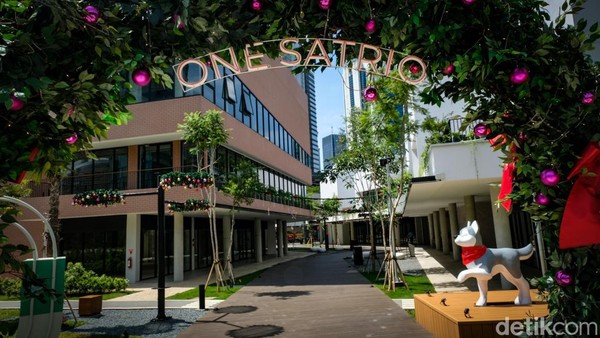 Ada lagi tempat hits baru yang seru dan cocok dijadikan pilihan saat libur Nataru. Tempat tersebut bernama One Satrio yang berlokasi di Kuningan, Jakarta Selatan. One Satrio merupakan ruang terbuka hijau yang dilengkapi dengan berbagai fasilitas. Andhika Prasetia/detikcom  Ada lagi tempat hits baru yang seru dan cocok dijadikan pilihan saat libur Nataru. Tempat tersebut bernama One Satrio yang berlokasi di Kuningan, Jakarta Selatan. One Satrio merupakan ruang terbuka hijau yang dilengkapi dengan berbagai fasilitas. Andhika Prasetia/detikcom Â