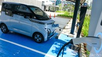 Di sini, pengunjung juga bisa mengisi daya mobil listrik.