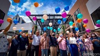 GM Project Development PT Jakarta Setiabudi International Tbk (PT JSI) Sally Hartono, DGM Facility Management PT JSI Risnanty Kusuma Putri, Direktur PT JSI Eddy, hingga Komisaris PT JSI Gunawan Tenggarahardja melakukan Soft Opening One Satrio di kawasan Mega Kuningan, Jakarta, Senin (12/12/2022).