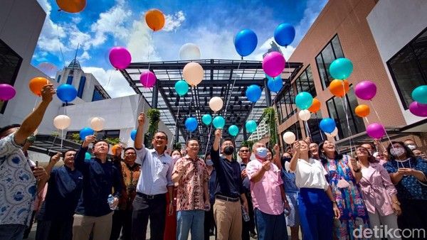 GM Project Development PT Jakarta Setiabudi International Tbk (PT JSI) Sally Hartono, DGM Facility Management PT JSI Risnanty Kusuma Putri, Direktur PT JSI Eddy, hingga Komisaris PT JSI Gunawan Tenggarahardja melakukan Soft Opening One Satrio di kawasan Mega Kuningan, Jakarta, Senin (12/12/2022). GM Project Development PT Jakarta Setiabudi International Tbk (PT JSI) Sally Hartono, DGM Facility Management PT JSI Risnanty Kusuma Putri, Direktur PT JSI Eddy, hingga Komisaris PT JSI Gunawan Tenggarahardja melakukan Soft Opening One Satrio di kawasan Mega Kuningan, Jakarta, Senin (12/12/2022).