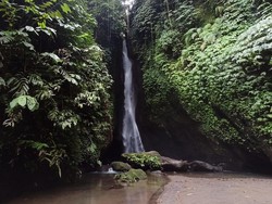 Lokasi Air Terjun Leke-leke tidak jauh dari jalur utama Singaraja-Denpasar, arah menuju Bedugul. Tempatnya yang asri dan tenang membuat air terjun Leke-leke layak untuk masuk ke dalam list atau daftar perjalanan wisata.Jarak dari jalur utama menuju pintu masuk air terjun Leke-leke ini kurang lebih berjarak satu setengah kilometer atau sekitar sepuluh menit. Akses menuju air terjun itu ada di sebelah kanan rumah makan Be Genyol Men Darta. (Foto: Chairul Amri Simabur/detikBali)