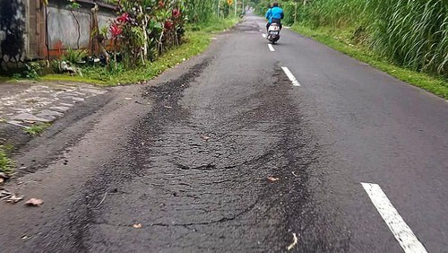 Akses jalan Batusesa menuju Pura Agung Besakih, Karangasem, Bali, bergelombang dan berlubang sehingga kerap membahayakan pengendara sepeda motor terjatuh. (Foto: I Wayan Selamat Juniasa/detikBali)