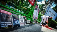 Mereka menyoroti eksploitasi terhadap monyet yang dilakukan manusia.