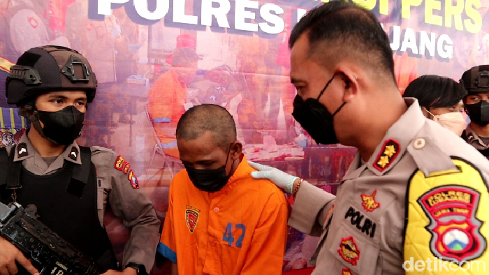 AL, ayah yang menganiaya anak kandungnya di Lumajang