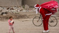 Pria berkostum Santa itu adalah Maarouf.