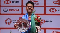 Pebulutangkis tunggal putra Indonesia Anthony Sinisuka Ginting berpose dengan pialanya usai kalah dari lawannya asal Denmark Viktor Axelsen dalam pertandingan babak final BWF World Tour Finals 2022 di Nimibutr Arena, Bangkok, Thailand, Minggu (11/12/2022).