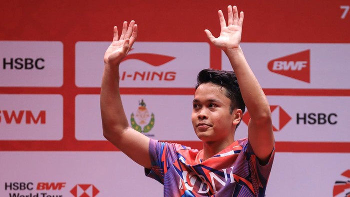 Pebulutangkis tunggal putra Indonesia Anthony Sinisuka Ginting berpose dengan pialanya usai kalah dari lawannya asal Denmark Viktor Axelsen dalam pertandingan babak final BWF World Tour Finals 2022 di Nimibutr Arena, Bangkok, Thailand, Minggu (11/12/2022). Anthony Ginting harus puas sebagai runner up usai kalah dari Viktor dengan skor 13-21 dan 14-21. ANTARA FOTO/Handout/Humas PBSI/app/nz.