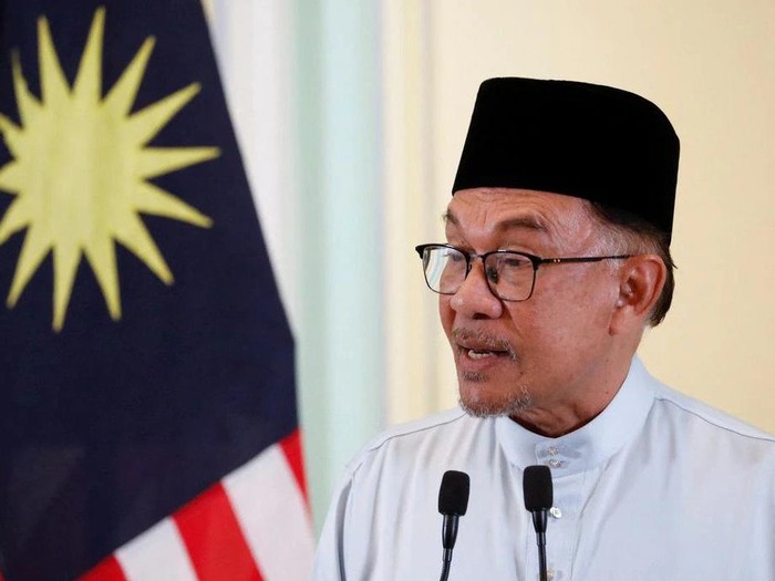Malaysias Prime Minister Anwar Ibrahim speaks during a news conference to announce his cabinet at Putrajaya, Malaysia December 2, 2022. REUTERS/Hasnoor Hussain