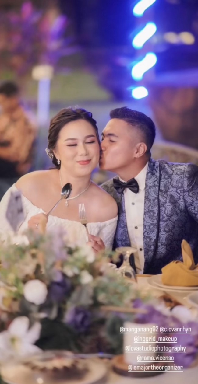 Yang pasti reaksi orang tua kita senang ya, terharu juga bisa sampai di titik ini. Kalau aku sendiri bahagia, senang akhirnya kita udah di tahap ini, ujarnya. Foto: @flaovormusic_bygladysfla.