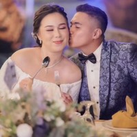 Yang pasti reaksi orang tua kita senang ya, terharu juga bisa sampai di titik ini. Kalau aku sendiri bahagia, senang akhirnya kita udah di tahap ini, ujarnya. Foto: @flaovormusic_bygladysfla.