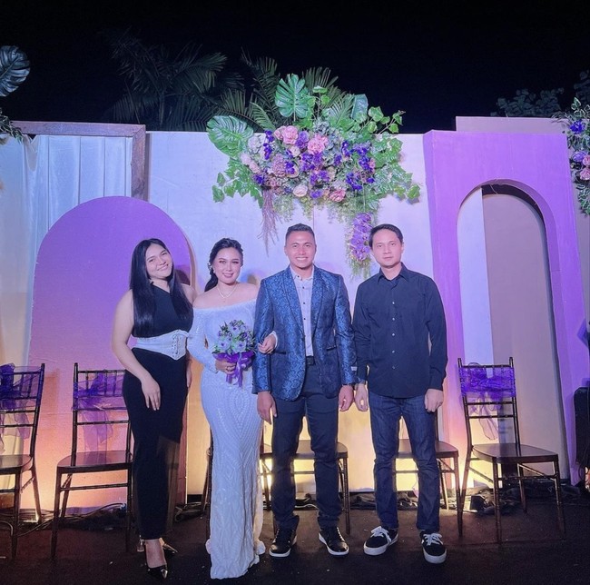 Dia mengaku tak melakukan persiapan khusus untuk momen bahagianya tersebut. Untuk persiapan acara tunangan sih cuma satu bulan aja. Kalau untuk konsep sih, nggak ada ya mengalir aja apa adanya karena kita mau se-simple mungkin, ungkap Claudya melalui WhatsApp kepada Wolipop, Senin (24/1/2022). Foto: Dok. Instagram @gladys_fla