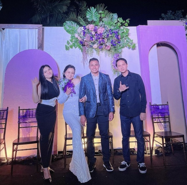 Saat itu, Claudya mengaku dirinya dan Aprilio Manganang serta kedua orangtua mereka merasa bahagia akhirnya bisa menggelar acara lamaran meskipun sederhana. Foto: Dok. Instagram @flaovormusic_bygladysfla.