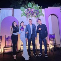 Saat itu, Claudya mengaku dirinya dan Aprilio Manganang serta kedua orangtua mereka merasa bahagia akhirnya bisa menggelar acara lamaran meskipun sederhana. Foto: Dok. Instagram @flaovormusic_bygladysfla.