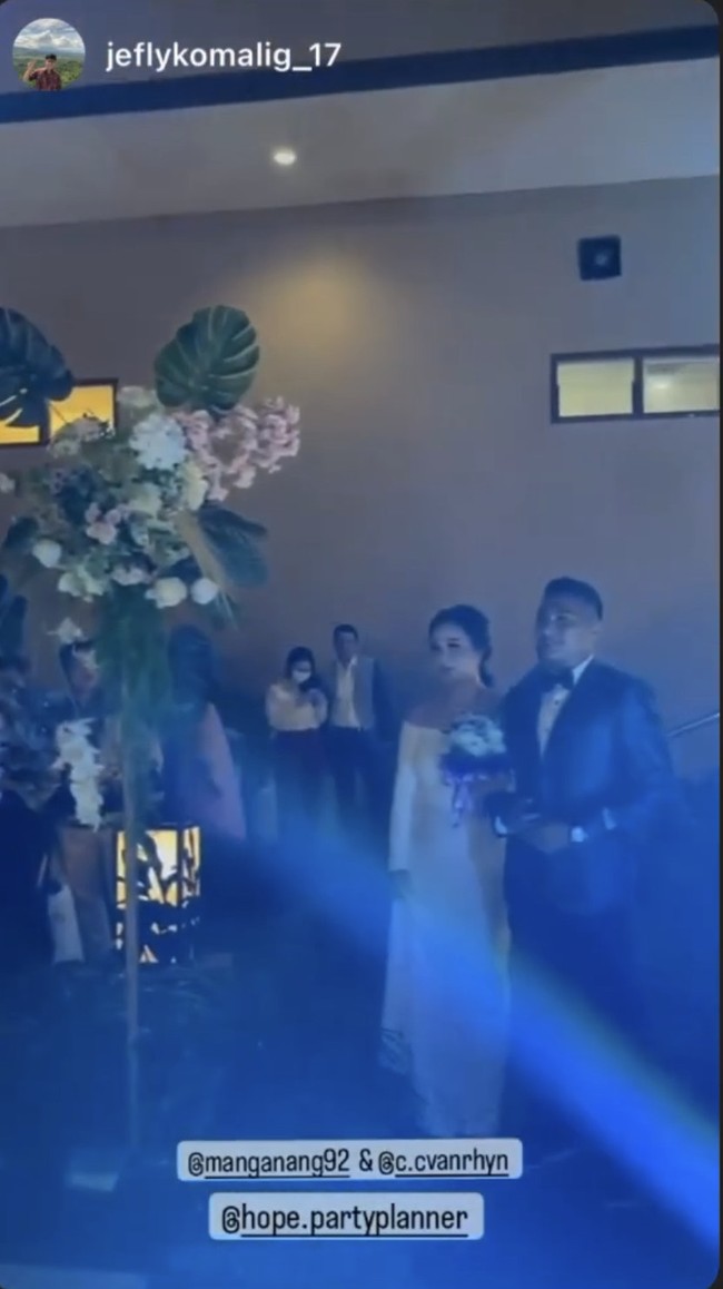 Acara pernikahan digelar hingga malam hari, tampak keduanya suka cita bersama keluarga dan kerabat dekat. Dekorasi pernikahan keduanya dibuat oleh @hope.partyplanner. Makeup flawless dari @inggrid.makeup dan foto diabadikan oleh @lovastudiophotography. Foto: Dok. Instagram @jeflykomalig_17.