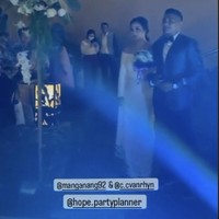 Acara pernikahan digelar hingga malam hari, tampak keduanya suka cita bersama keluarga dan kerabat dekat. Dekorasi pernikahan keduanya dibuat oleh @hope.partyplanner. Makeup flawless dari @inggrid.makeup dan foto diabadikan oleh @lovastudiophotography. Foto: Dok. Instagram @jeflykomalig_17.