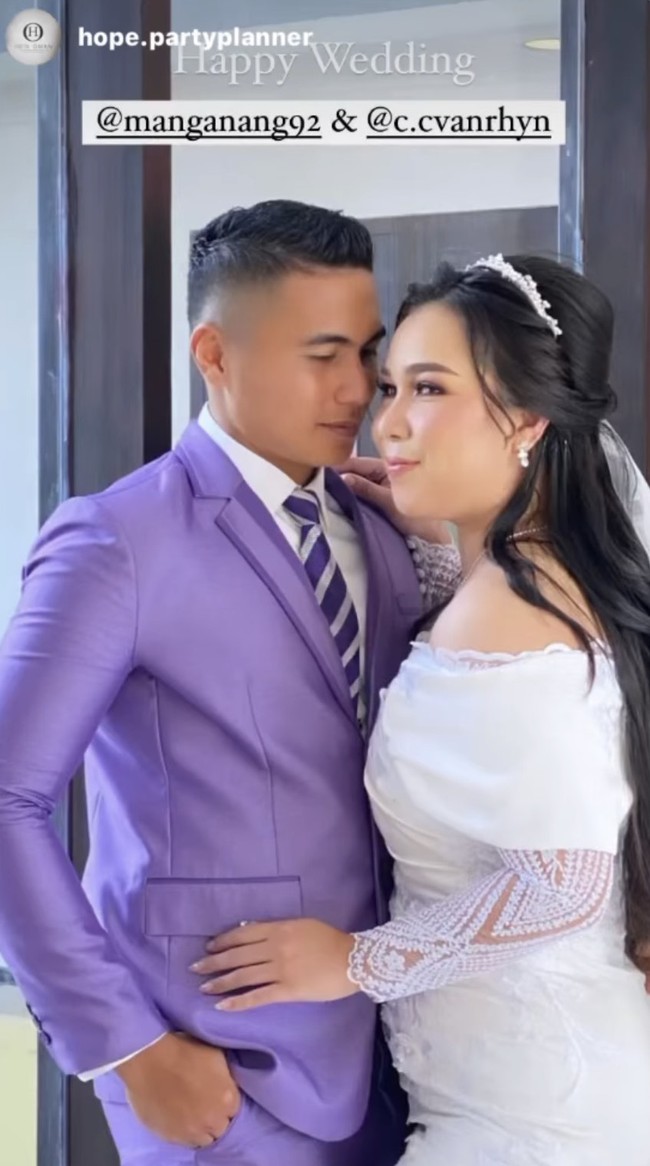 Manganang terlihat gagah mengenakan setelan jas warna ungu, sedangkan Claudya tampil dengan balutan gaun off shoulder dan veil wedding serba putih. Keduanya perpose mesra. Foto: Dok. Instagram @hope.partyplanner.