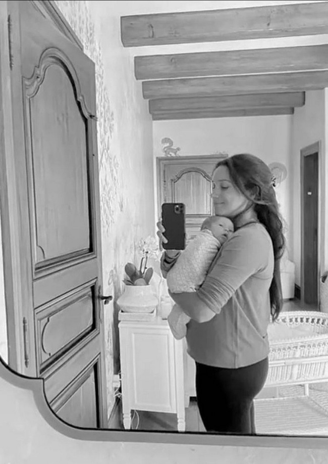 Momen manis bersama Lilibet, putri mereka, juga tak ketinggalan. Lilibet mungil yang saat itu masih bayi terlihat lucu dan menggemaskan. Foto: Dok. Netflix