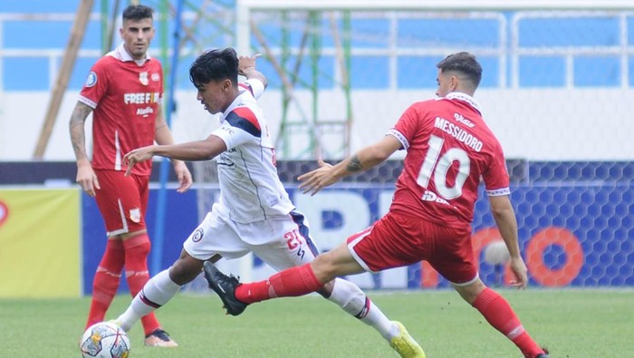 Arema FC menang beruntun dalam Liga 1 yang baru digelar lagi. Tim Singo Edan menumbangkan Dewa United dan Persis Solo.