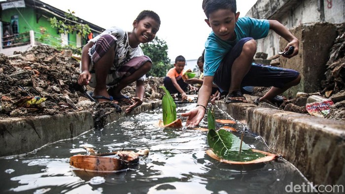 Permainan non-gadget atau tanpa mengandalkan teknologi ternyata masih ada di Ibu Kota. Hal ini dibuktikan oleh sejumlah anak-anak di Kembangan, Jakbar.