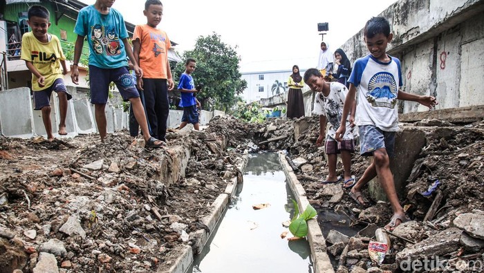 Permainan non-gadget atau tanpa mengandalkan teknologi ternyata masih ada di Ibu Kota. Hal ini dibuktikan oleh sejumlah anak-anak di Kembangan, Jakbar.