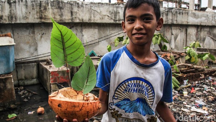 Bahagia Sederhana Anak-anak Kembangan Jakbar Permainan non-gadget atau tanpa mengandalkan teknologi ternyata masih ada di Ibu Kota. Hal ini dibuktikan oleh sejumlah anak-anak di Kembangan, Jakbar.
