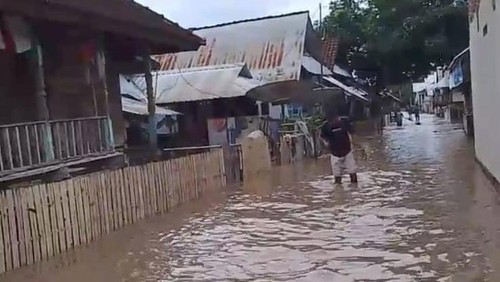 Banjir bandang di wilayah Kabupaten Sumbawa Barat (KSB), Nusa Tenggara Barat (NTB), Minggu (11/12/2022). Foto: IST