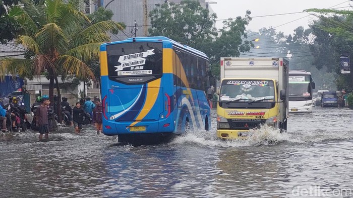 Banjir di Jalan Kopo, Bandung.